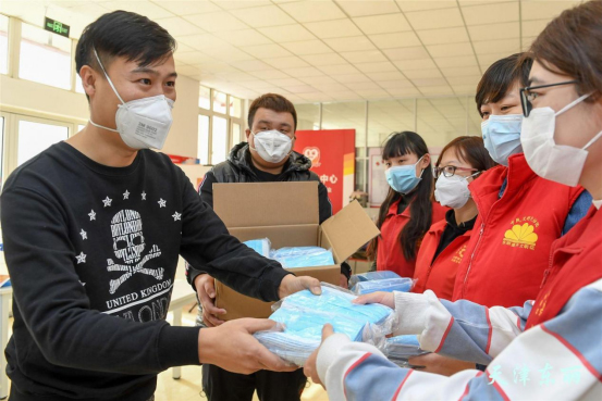 同心抗疫,向基层社区捐赠防疫物资 同心抗疫,向基层社区捐赠防疫物资